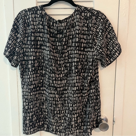 Eileen Fisher Silk Short-sleeve Blouse with geometric pattern - Picture 5 of 13
